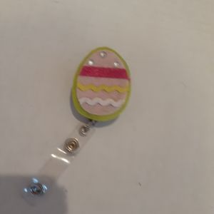 Retractable name badge holder